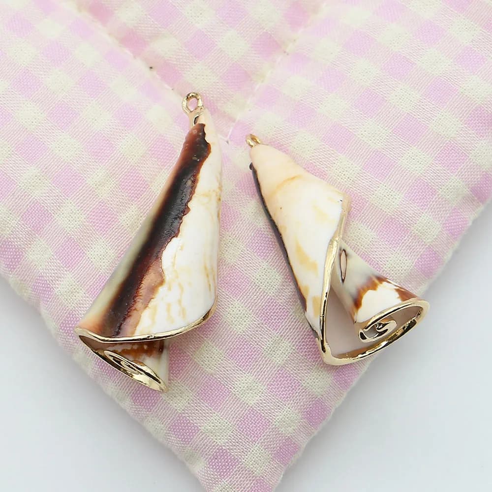 Ciondolo in conchiglia naturale a forma di conchiglia rotante di nicchia con design con bordi placcati in oro Orecchini con collana di moda fai da te con ciondolo a gancio singolo