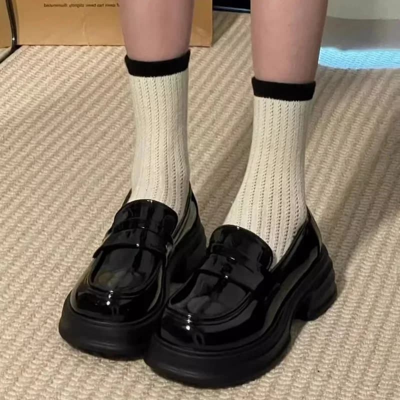2025 Nuovi appartamenti da donna vintage in stile britannico Versatili scarpe piccole in pelle Jk Stagione estiva Comodi mocassini slip-on