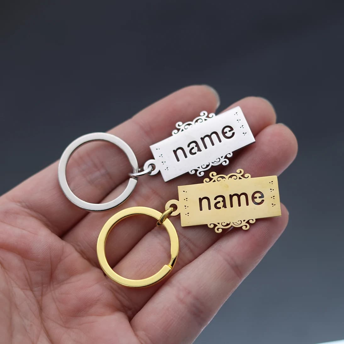QIAMNI Portachiavi con nome personalizzato inciso al laser Portachiavi con numero di data personalizzato in acciaio inossidabile Portachiavi con targhetta personalizzata Regalo
