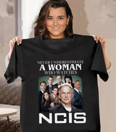 Non sottovalutare mai una donna che guarda Ncis Unisex T Shirt.webp