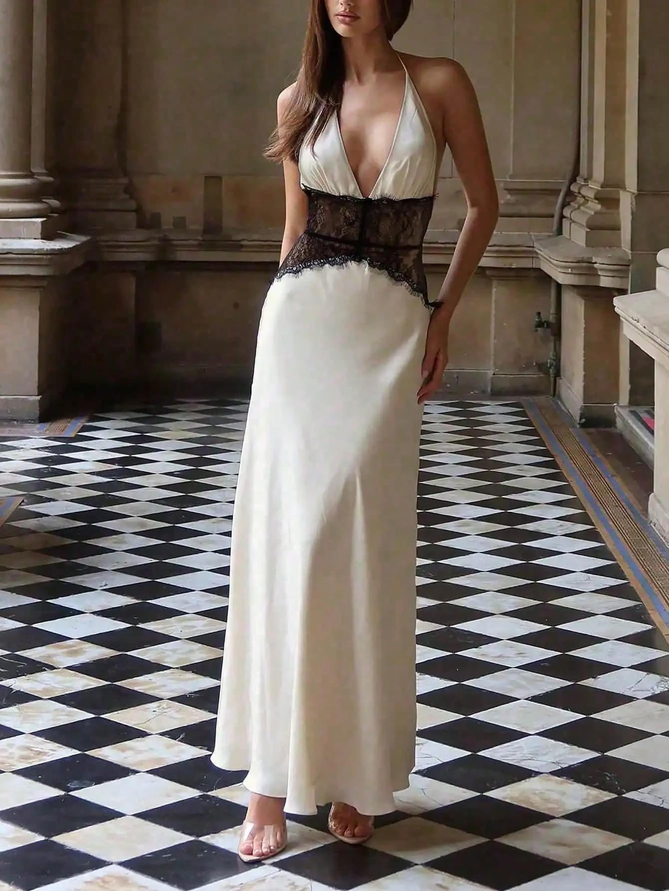 Elegante Abito Lungo Avorio con Collo Halter e Pannello in Pizzo Trasparente in Vita