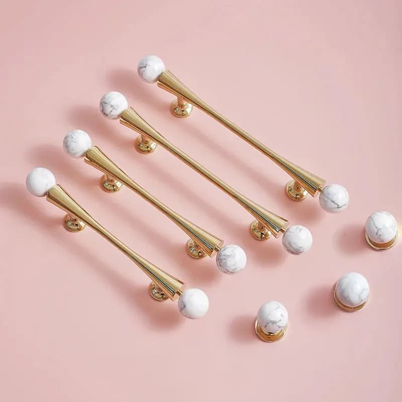 Maniglie per armadietti in marmo bianco + ottone decorazioni per la casa in oro brillante maniglie per guardaroba manopole rotonde per cassetti Hardware per mobili di lusso leggero