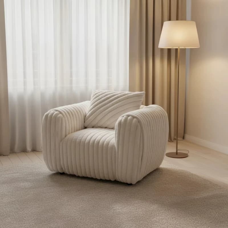 Sedia in velluto a coste color crema con gambe in legno e cuscini posteriori, adatta per l'uso nelle sale d'attesa degli hotel