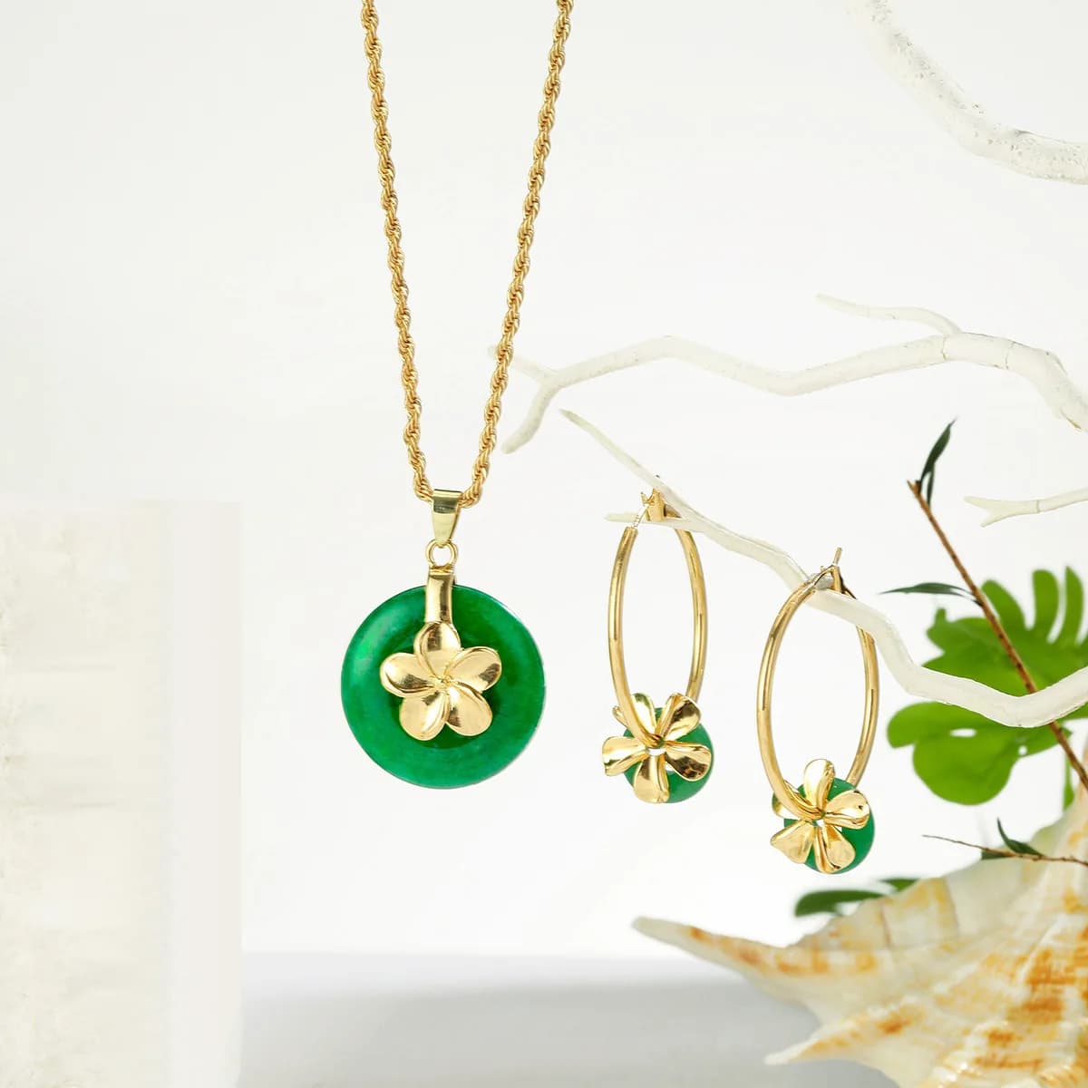 Set di gioielli con collana e orecchini con pendente in giada stile Plumeria Hawaii