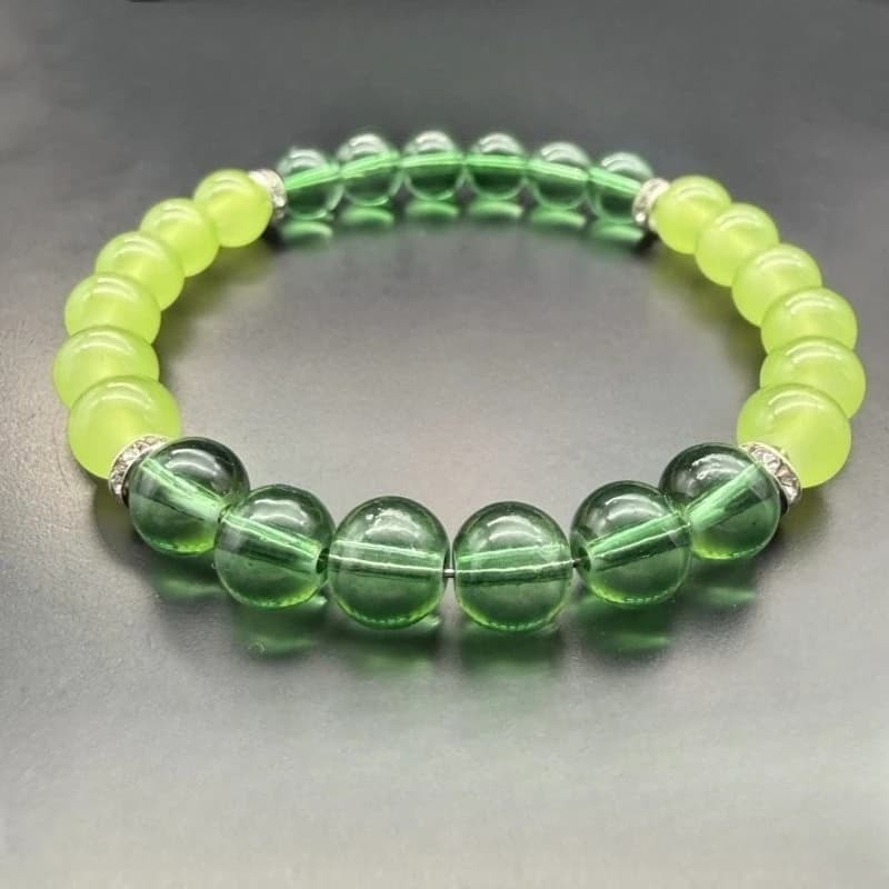 Braccialetto elastico in vetro verde che attira ricchezza e buona fortuna.