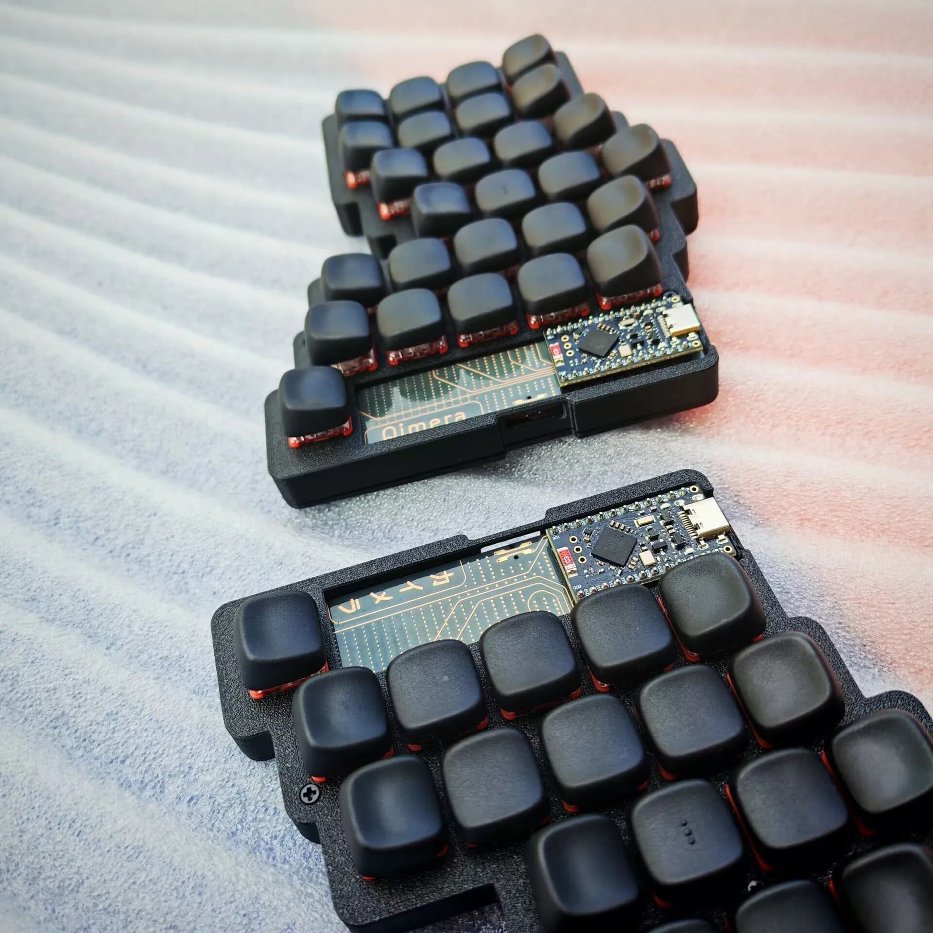 NUOVO Kit Tastiera Divisa Qimera Personalizzabile Wireless Bluetooth con Switch Choc V1/V2, PCB BlackCore ZMK, Ultra-sottile, Portatile ed Ergonomica