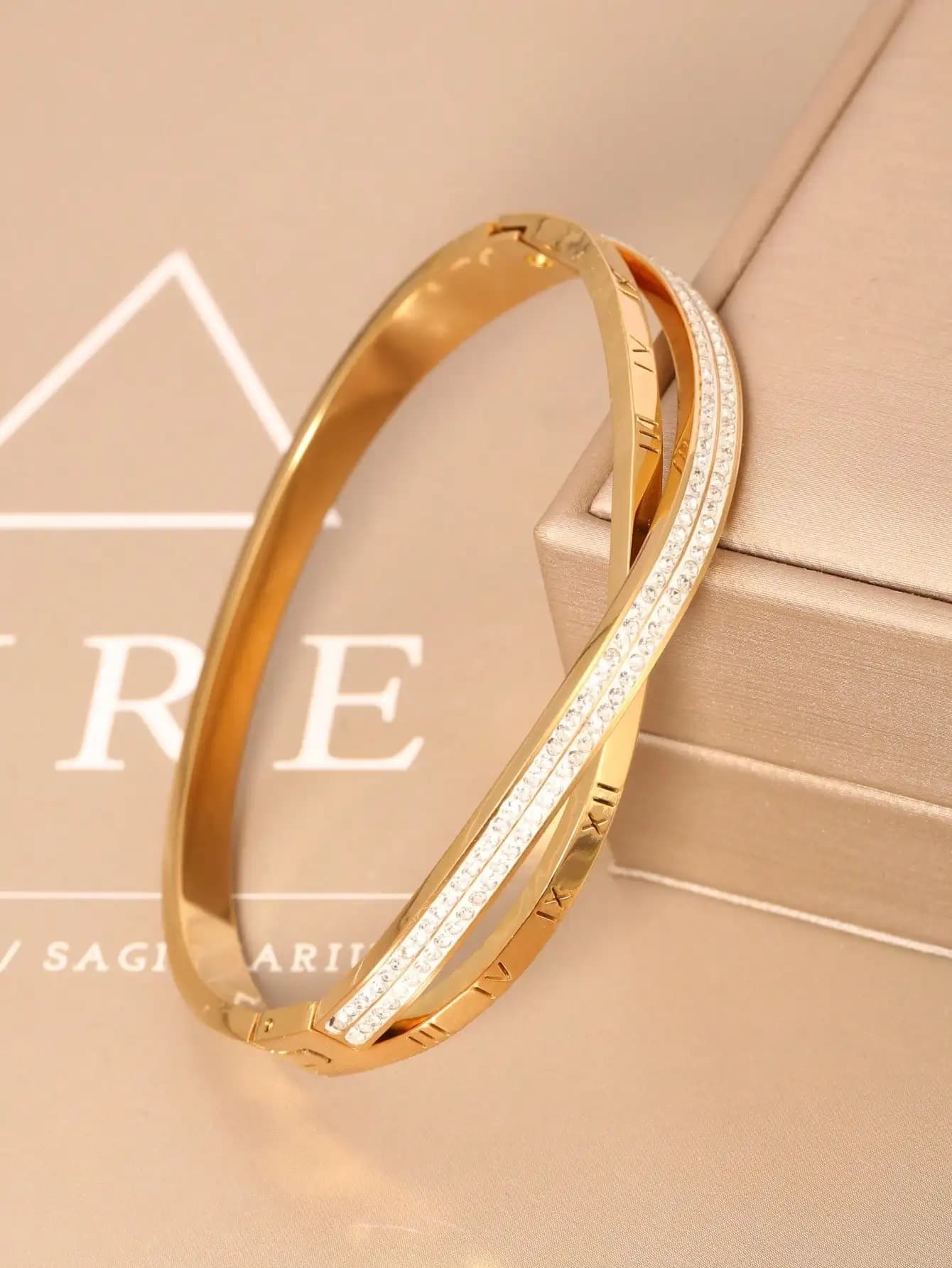 Bracciale aperto in acciaio inossidabile con chiusura a doppio strato, stile europeo e americano, con numeri romani e croce, intarsiato con zirconi artificiali, colore oro 18 carati, elegante, lussuoso, versatile, semplice e alla moda, adatto per l'uso quotidiano, le vacanze, il tempo libero, i viaggi, regalo per la fidanzata, regalo per la moglie, regalo per amiche, bracciale da donna.
