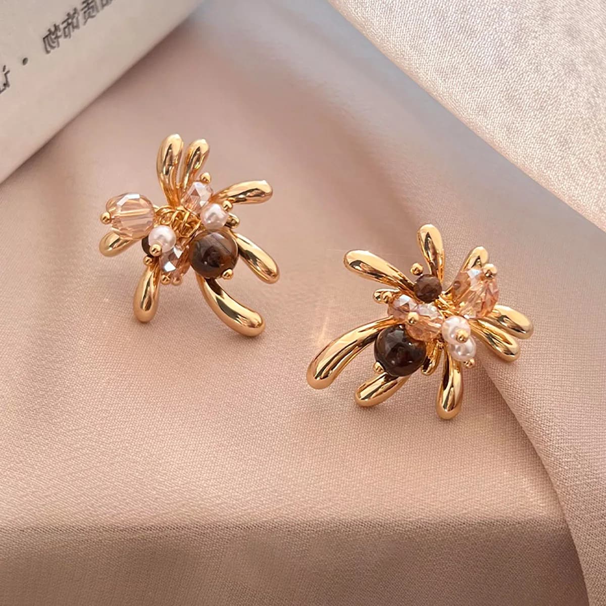 Orecchini di perle di pietra occhio di tigre con fuochi d'artificio ad ago, stile autunnale e invernale, orecchini dal design di nicchia versatile, orecchini di lusso leggero e di fascia alta
