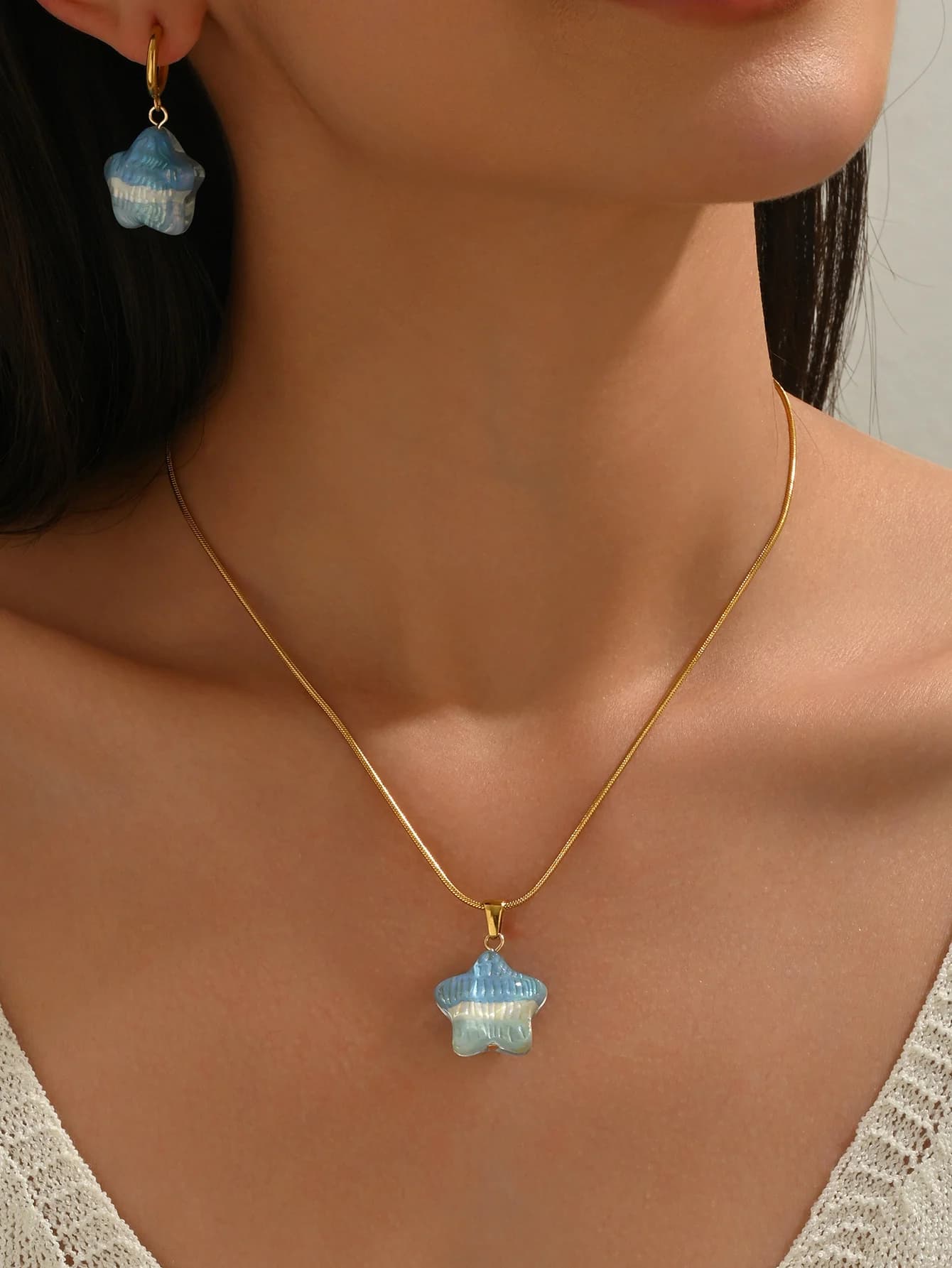 Lxalry Set in acciaio 316L placcato oro 18 carati, stella in vetro 3D sfumato blu-bianco iridescente, ipoallergenico, da spiaggia e da indossare ogni giorno