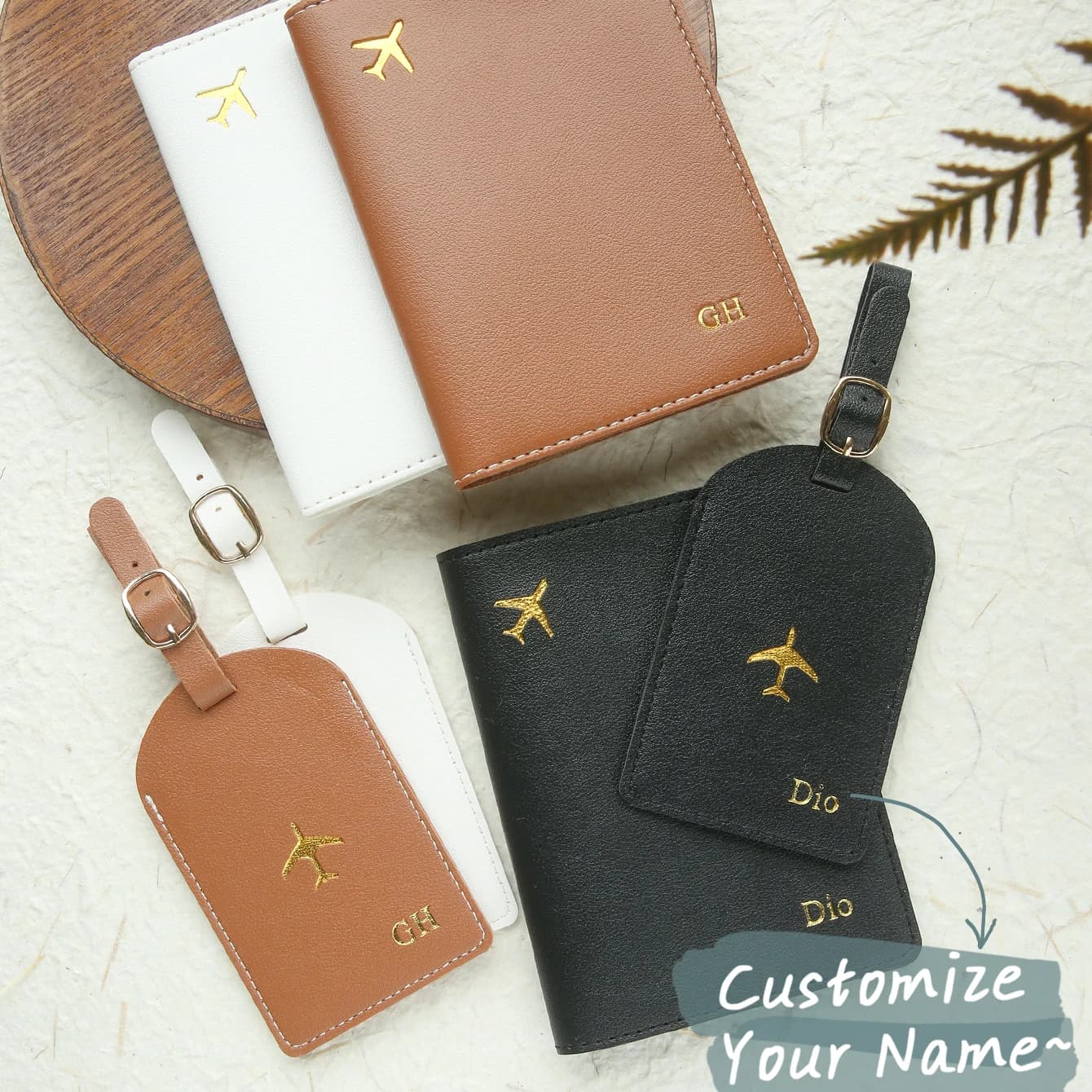 Set porta passaporto e etichette per bagagli con nome personalizzato da 2 pezzi. Nome con monogramma dorato personalizzato. Copertina per passaporto in ecopelle con etichetta per bagaglio