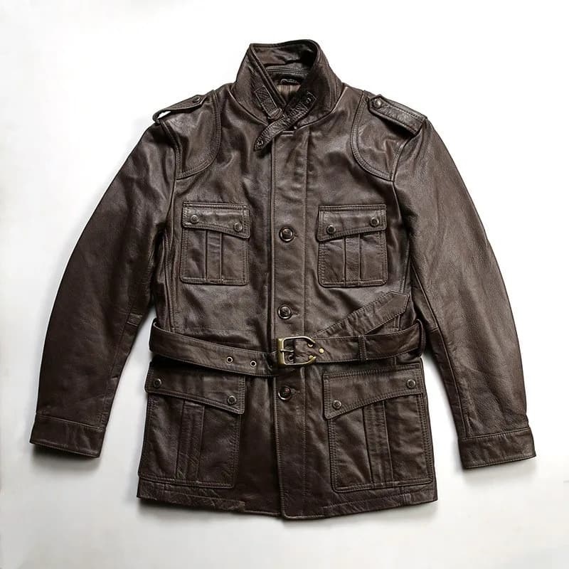 Giacca da uomo in pelle con collo alto, cintura e tasche multiple, realizzata in pelle di vacchetta