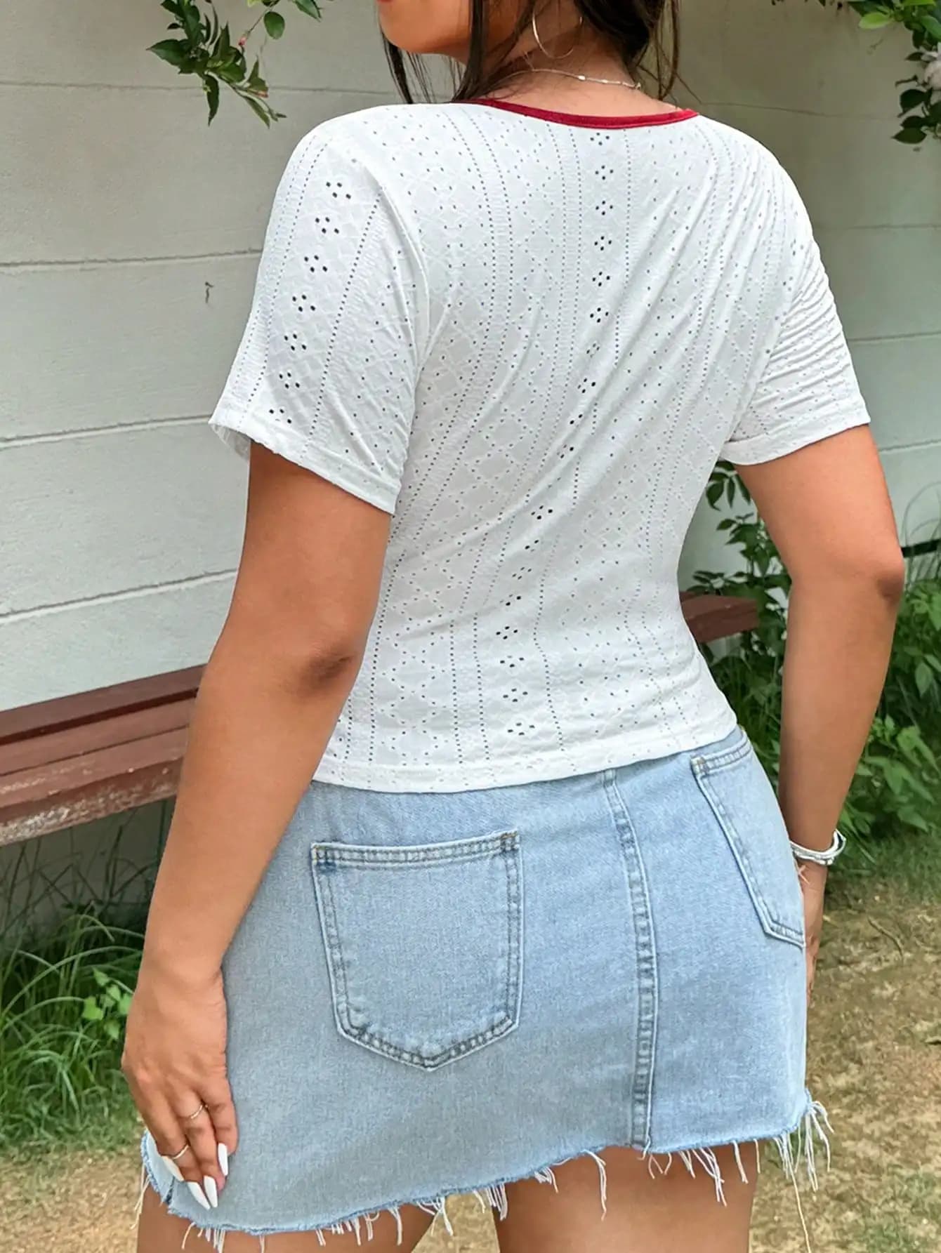 Mini abito bianco in pizzo traforato con scollo a V profondo e maniche corte per donna
