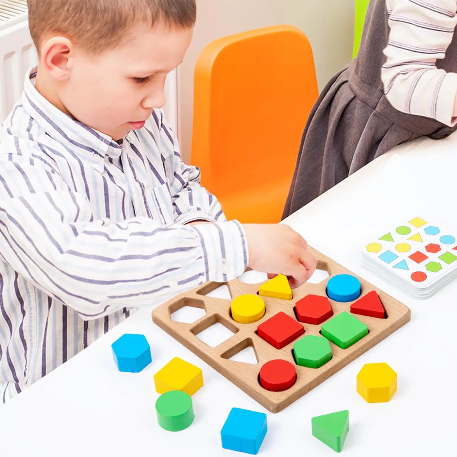 Gioco da Tavolo Educativo in Legno con Puzzle di Forme e Blocchi di Modelli, 16 Pezzi, per Bambini e Bambine dai 3 Anni in su, Ideale per Viaggi in Auto