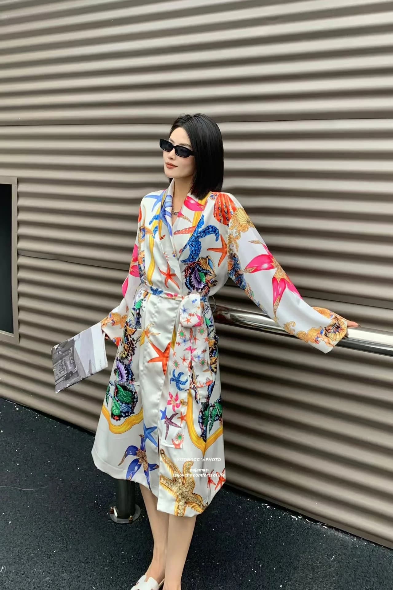 Women's silky satin bathrobe, with lively print of marine stars and shells, long sleeves, with belt, soft for relaxation and sleep at home