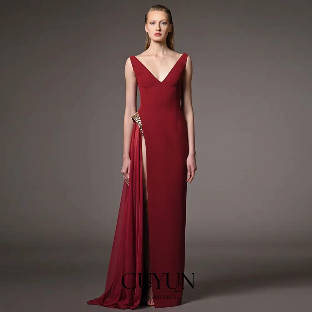 CUYUN Abito da sera da donna bordeaux personalizzato con scollo a V senza maniche con spacco laterale Abiti da festa sexy con perline Abito per occasioni speciali