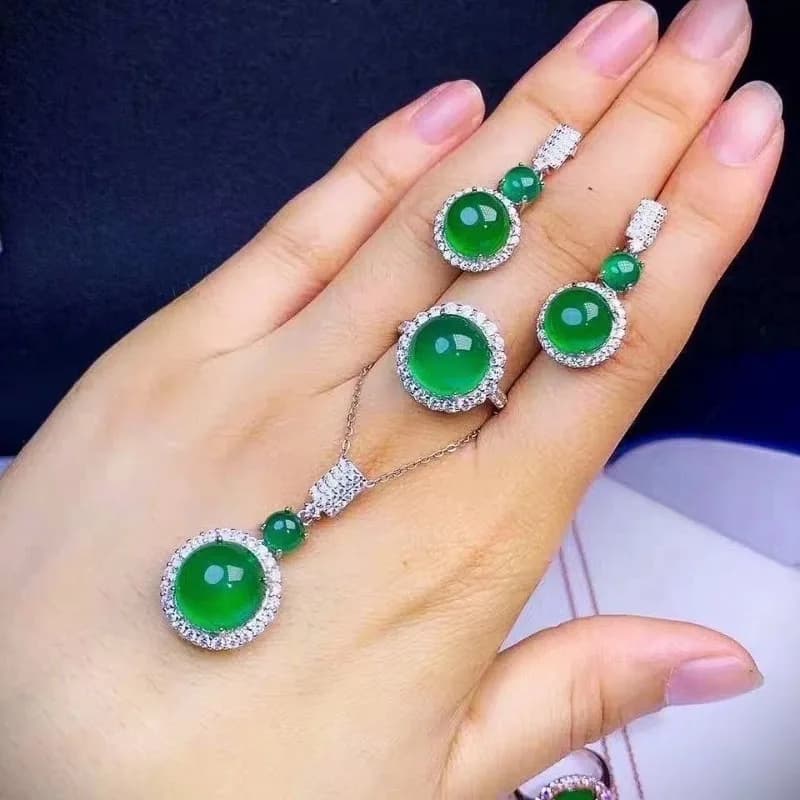 Set of earrings with bracelet and earrings with inlaid pendant in natural calcedony. Women exquisite and versatile