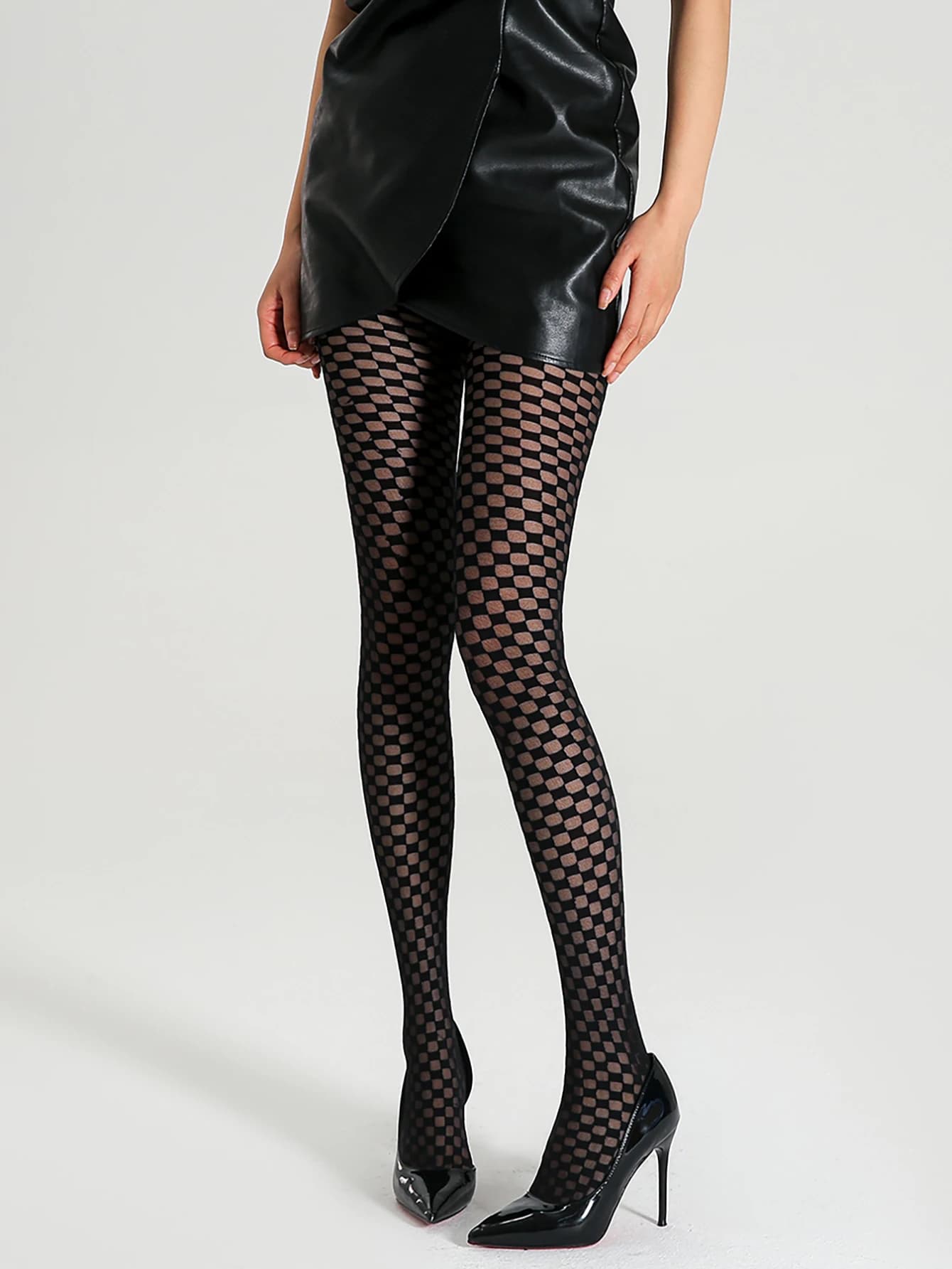 Un paio di collant neri a scacchiera da donna, collant sexy traslucidi sottili primaverili