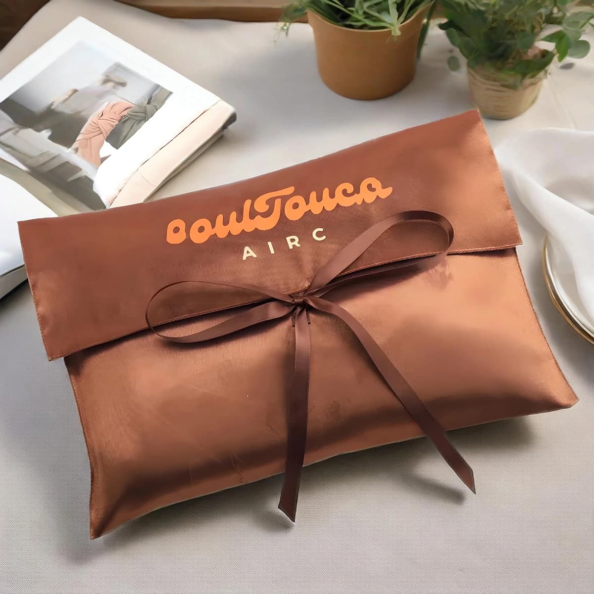 Sacchetti per la polvere in raso di seta Busta per vestiti Sciarpa per scarpe Imballaggio con fiocco Logo personalizzato Regalo Gioielli Rossetto Pennello cosmetico Custodia con patta