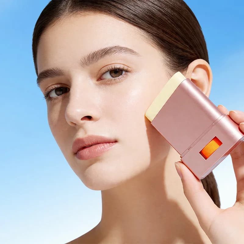 Mercilen Lightweight Isolation Sunscreen Stick 20g, Contains Zinc Oxide and Titanium Dioxide, Spf50 High-Level Sun Protection, Waterproof and Sweat-Resistant, Long-Lasting Moisturizing, Sun Protection, Brightening, and Concealing All in One, Natural Glow, Non-Greasy or Shiny, Universal Color Shade with No White Residue, Suitable for Commuting and Beach Travel