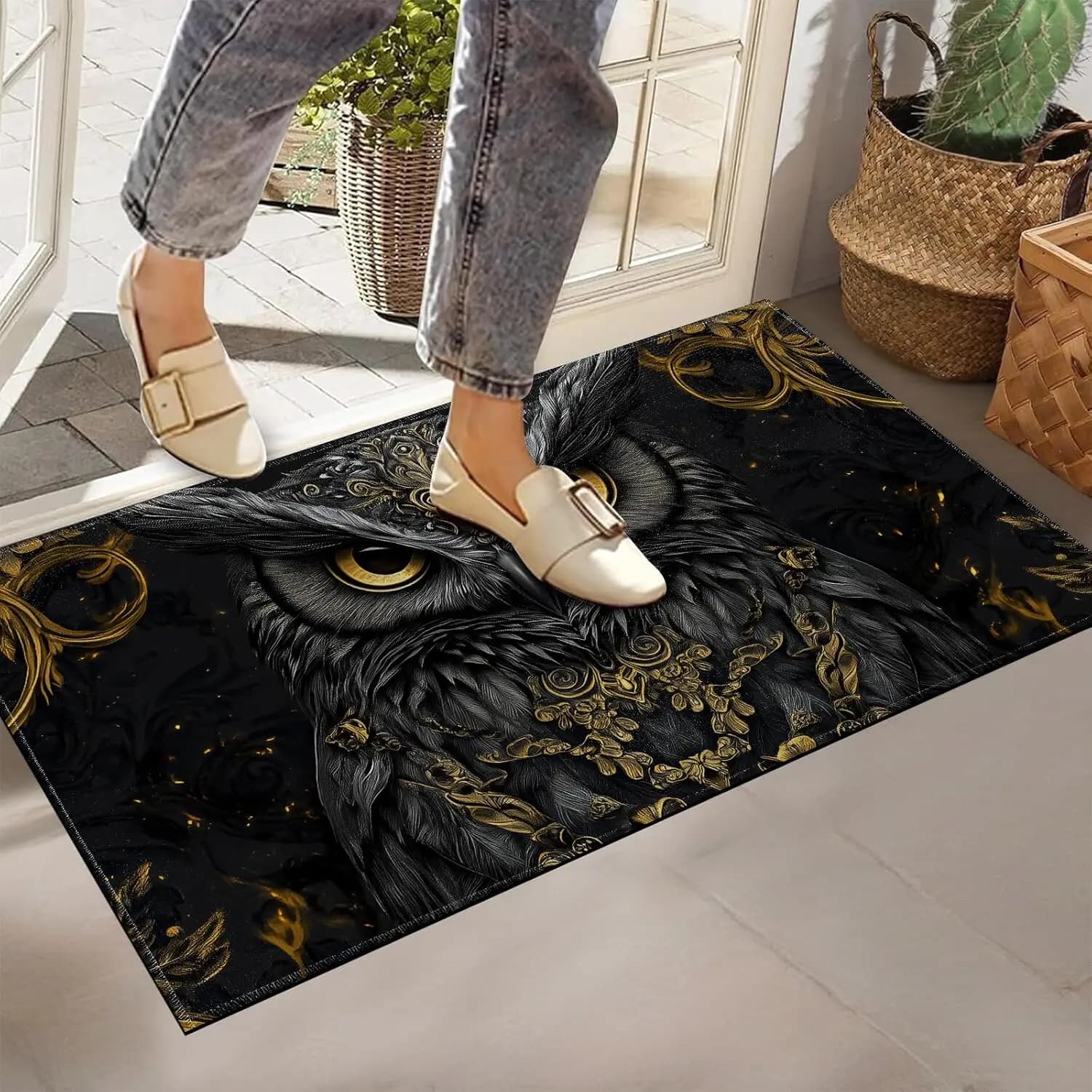 Tappetino per porta con volto di gufo maestoso, sfondo nero, ornamento dorato per un ingresso misterioso