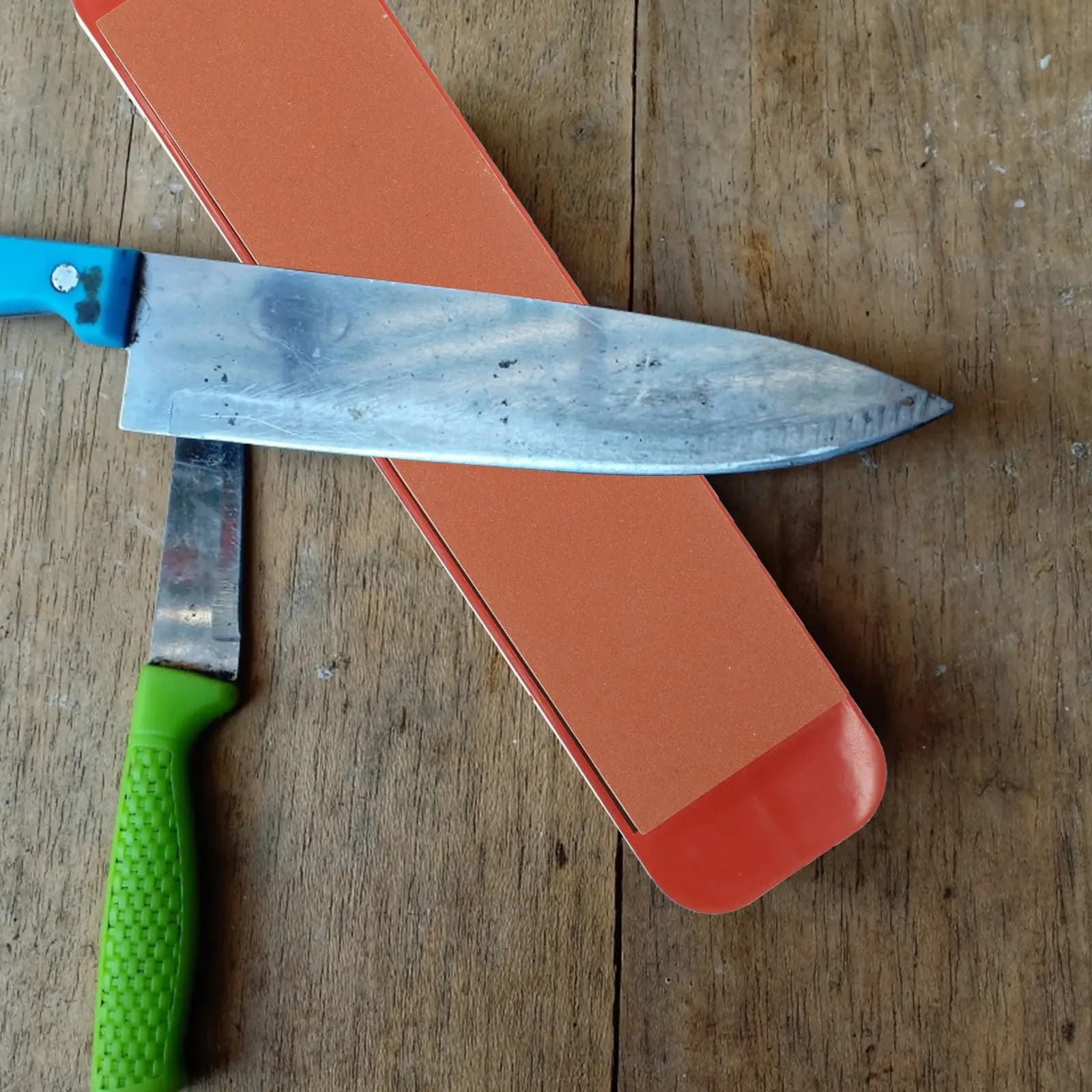 Premium Sharpening Stone in Corindone for Knives, Efficient and Fast Instrument for Sharpening Blades, Portable Kitchen Sharpeners