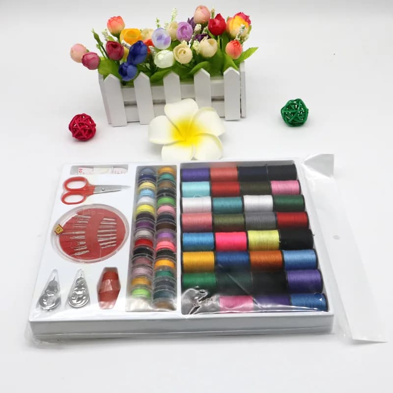 Set di scatole da cucito in plastica portatili per uso quotidiano domestico, kit da cucito per uso domestico, filo per ago da cucito in stock