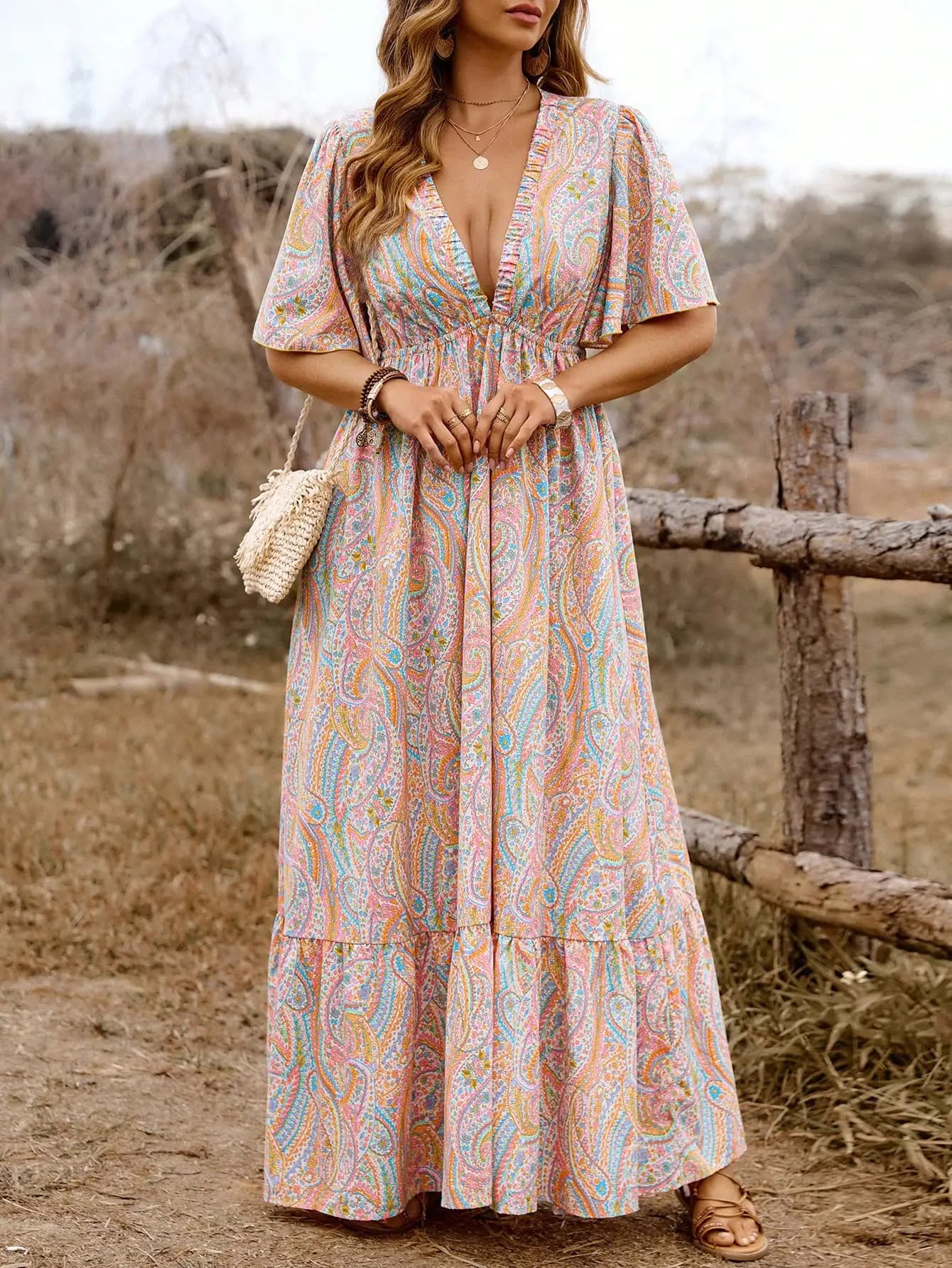 Abito lungo stile boho con stampa paisley colorata, scollo a V e maniche a volant