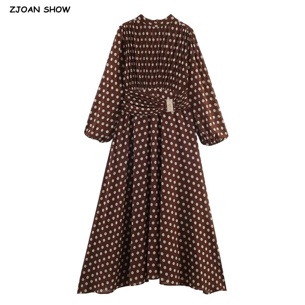 Abito vintage in chiffon marrone a pois con maniche lunghe a sbuffo, pieghettato davanti, a vita alta con cintura, lunghezza alla caviglia.