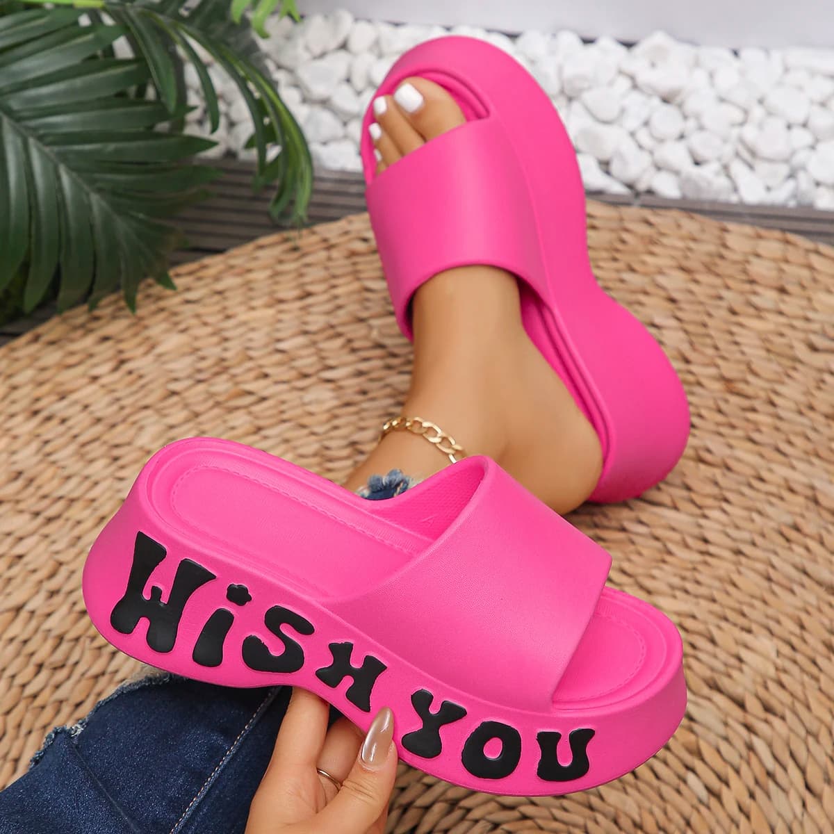 Sandali rosa caldo con plateau grosso Donna Estate 2025 Zeppe con fondo spesso Presentazioni aziende produttrici giochi Donna Stampa di lettere Pantofole da spiaggia antiscivolo Eva