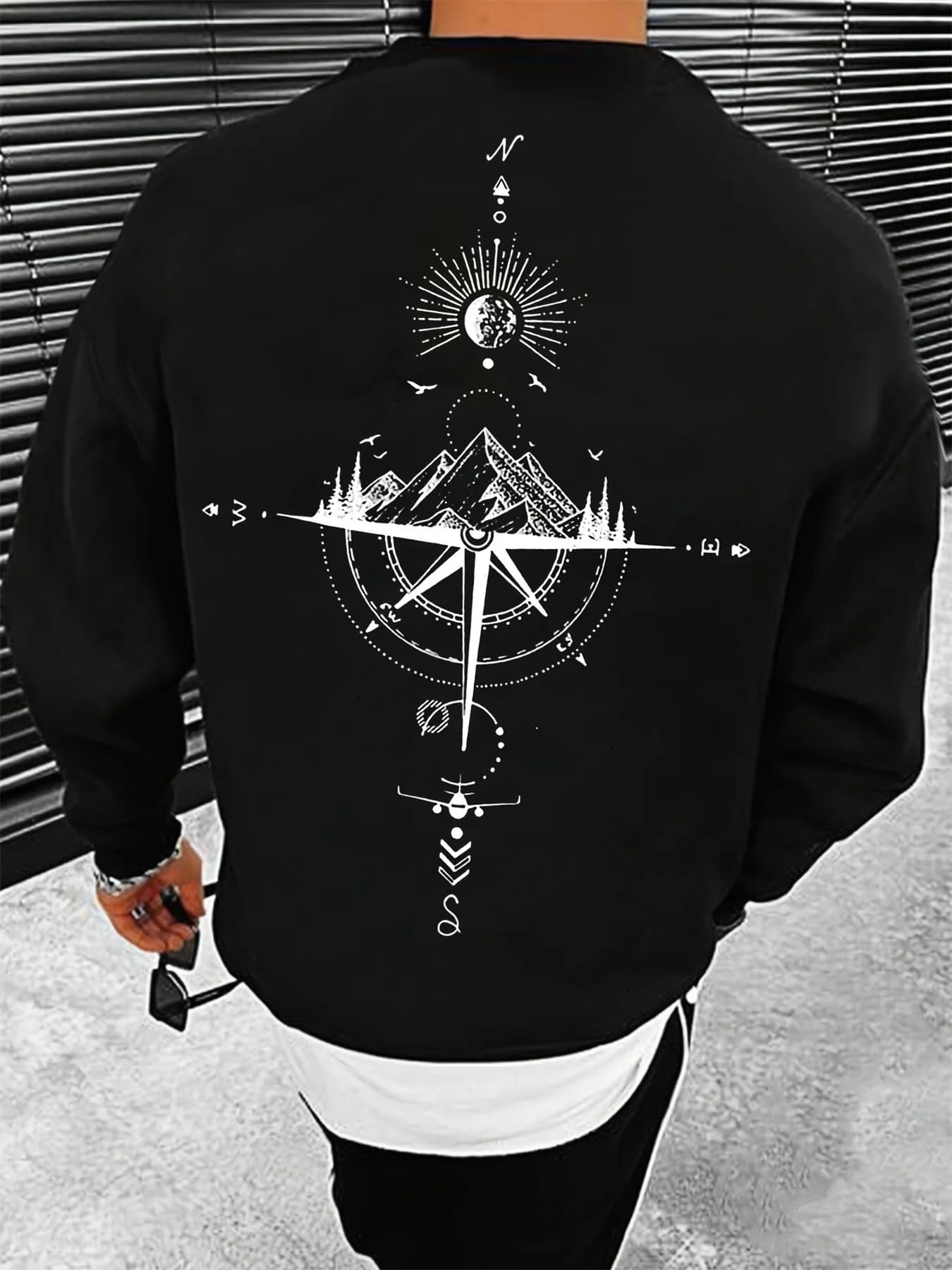 Men's autumn and winter fashionable casual loose mountain and compass graphic print long sleeved round neck sweatshirt