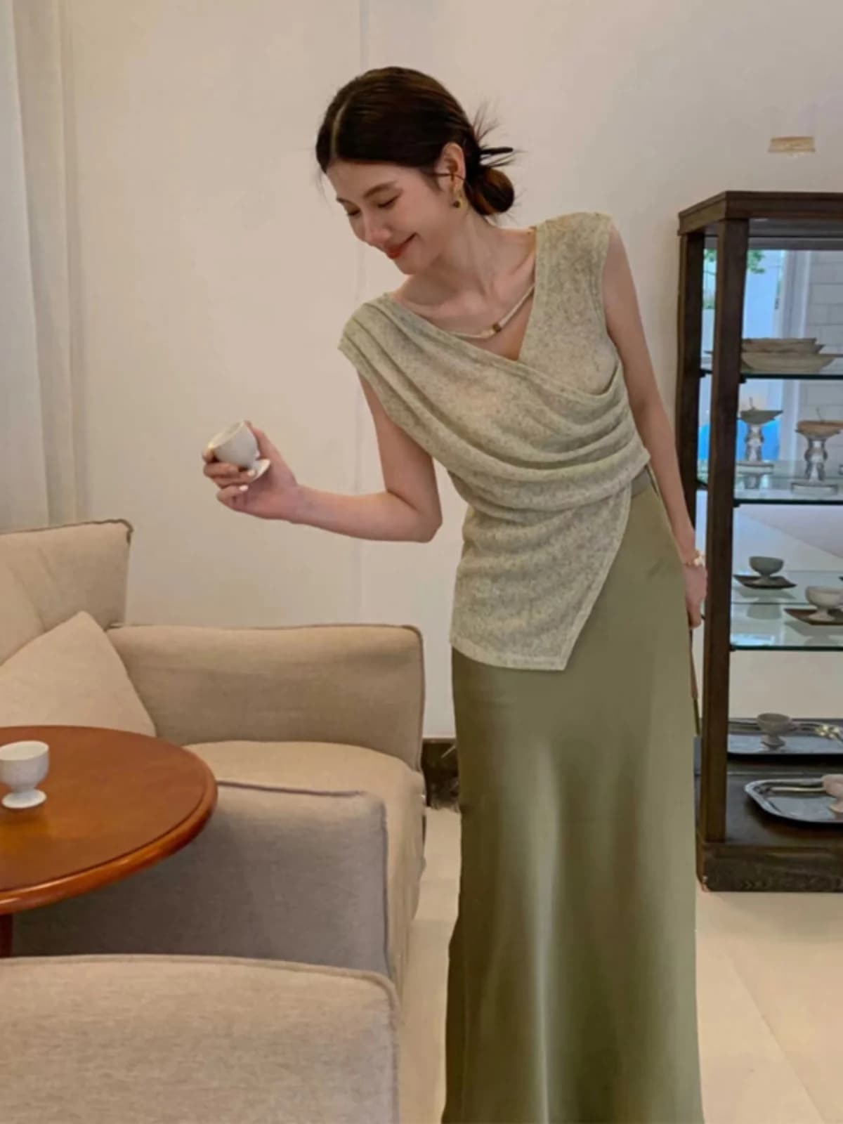 Completo Moda Donna Estivo 2025: Gonna a Vita Alta in Maglia e Top Senza Maniche con Design Incrociato, Scollo a V, Stile Casual