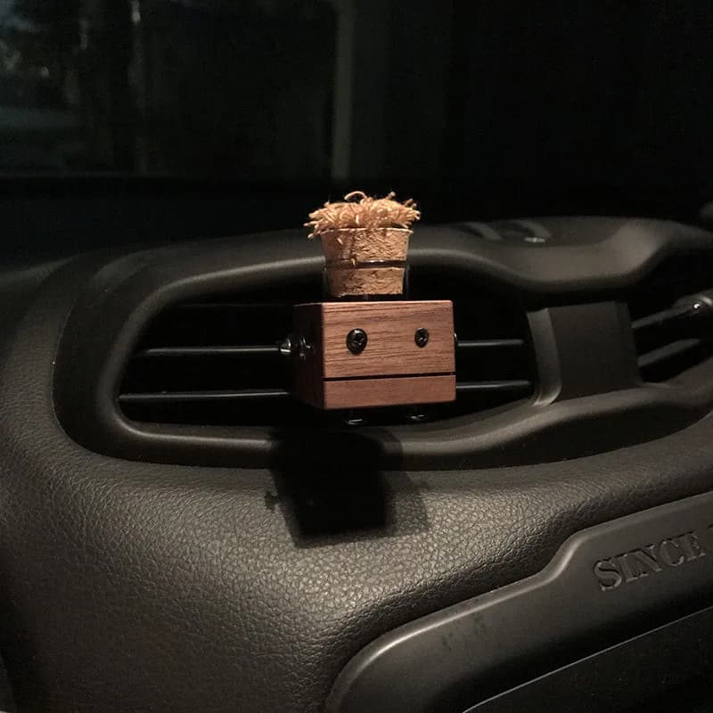 Cartoon Robot Wooden Car Air Vent Diffuser Mini Aromatherapy Ornament Diffuser Wood Essential Oil Containers