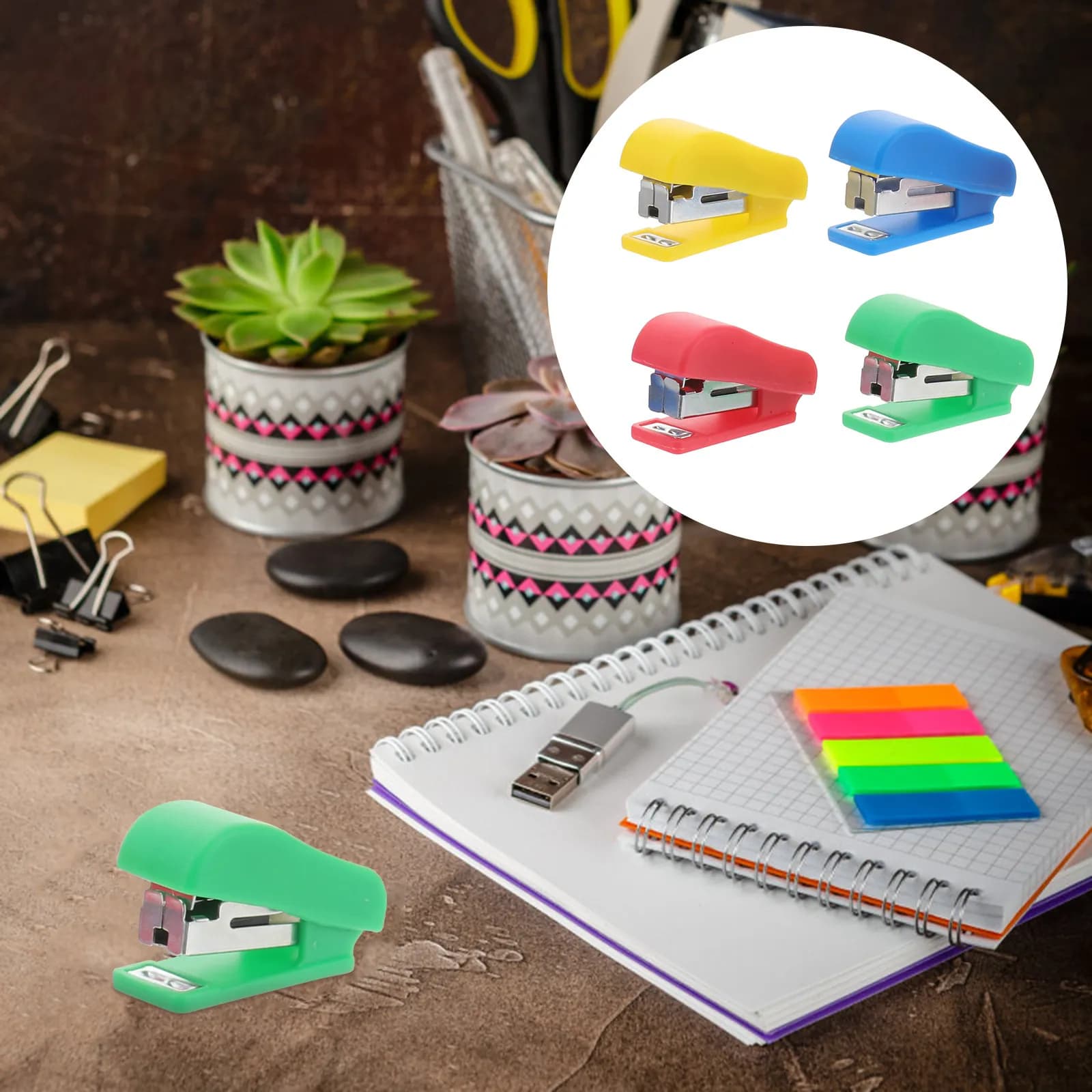 Mini cucitrice da tavolo da 4 pezzi, cucitrice manuale a forma di cartone animato, accessorio di cancelleria compatto e leggero, portatile, per ufficio e scuola