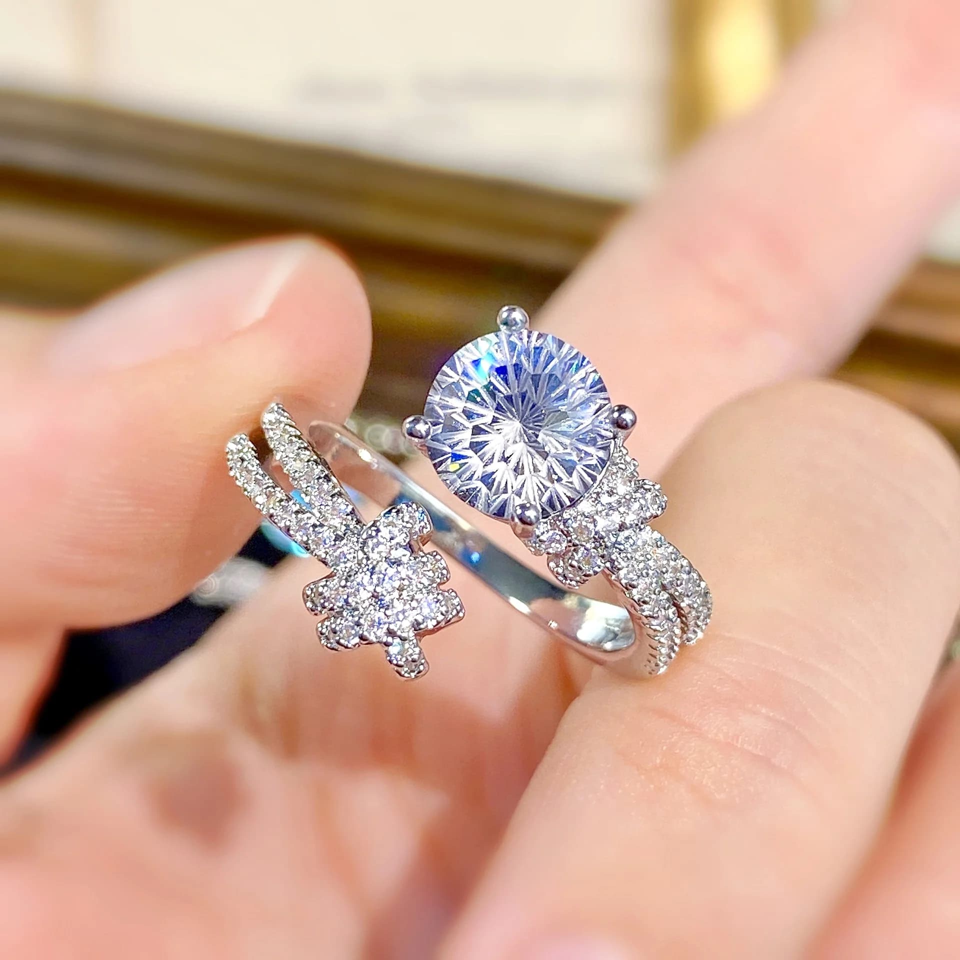Anello a fascia intrecciata in argento sterling 925 con topazio taglio fuoco e zirconia cubica, lusso discreto, elegante e versatile