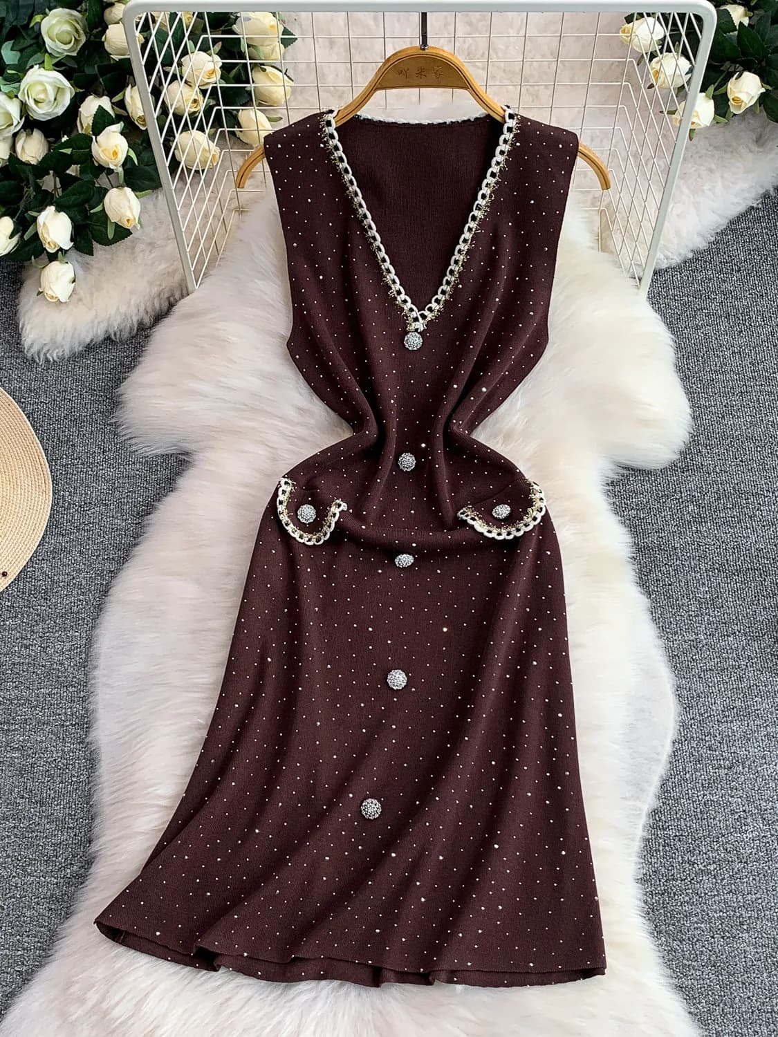 Slimming Effect Vintage Luxury Thousand Gold Girl Style Diamond Embellished Lace Trim V-neck Sleeveless Fitted Vest Dress