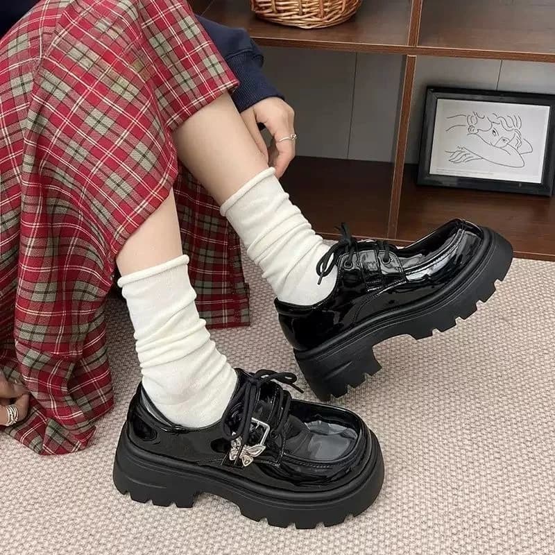 Scarpe da donna in pelle petite con suola spessa nera 2025 Nuovo arrivo primavera Mocassino con tacco grosso stile britannico vintage Slip On
