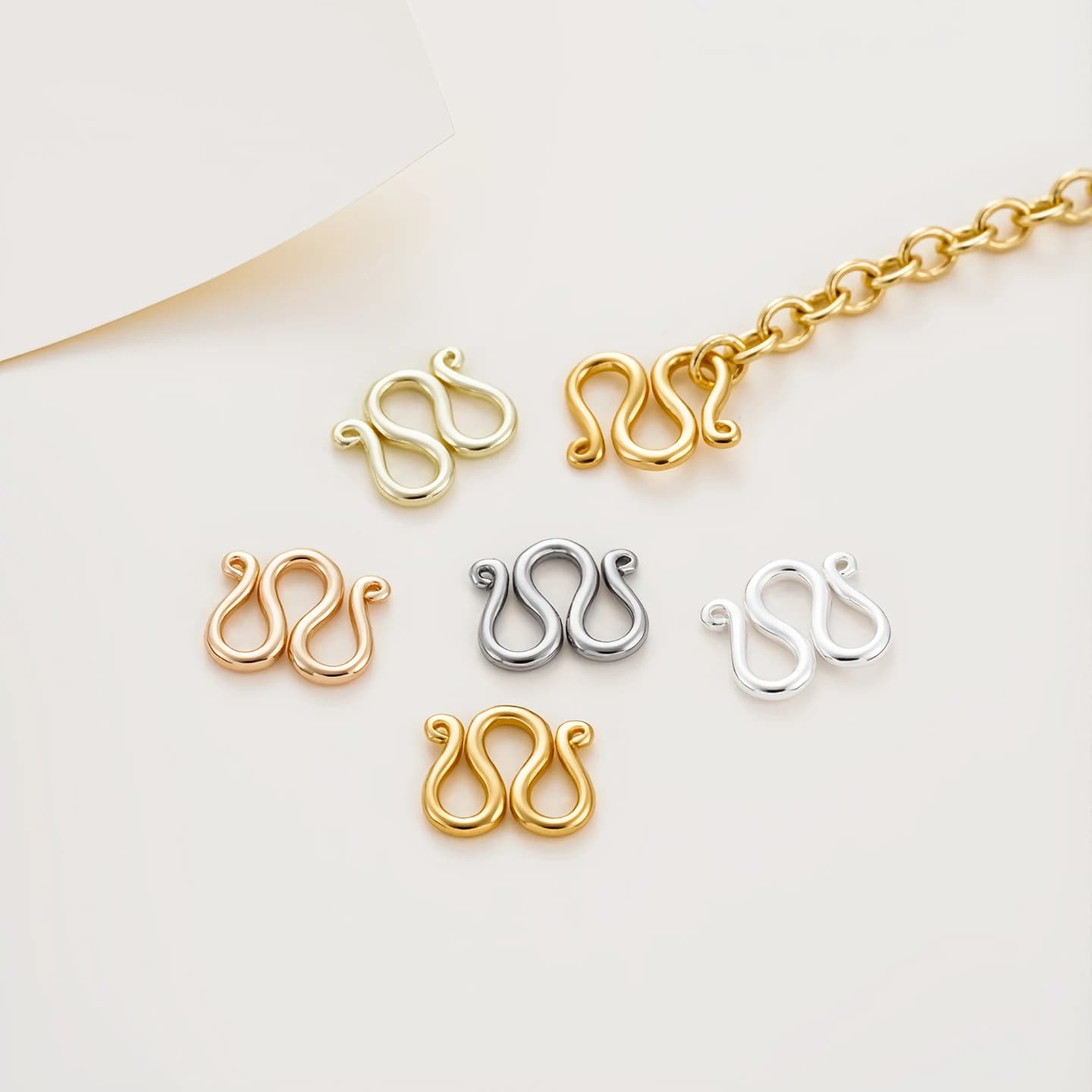 2 Pezzi Chiusure a Gancio a Forma di Lettera W in Ottone Placcato Oro 18K per Collane, Accessori per Creazione di Gioielli Fai-da-Te