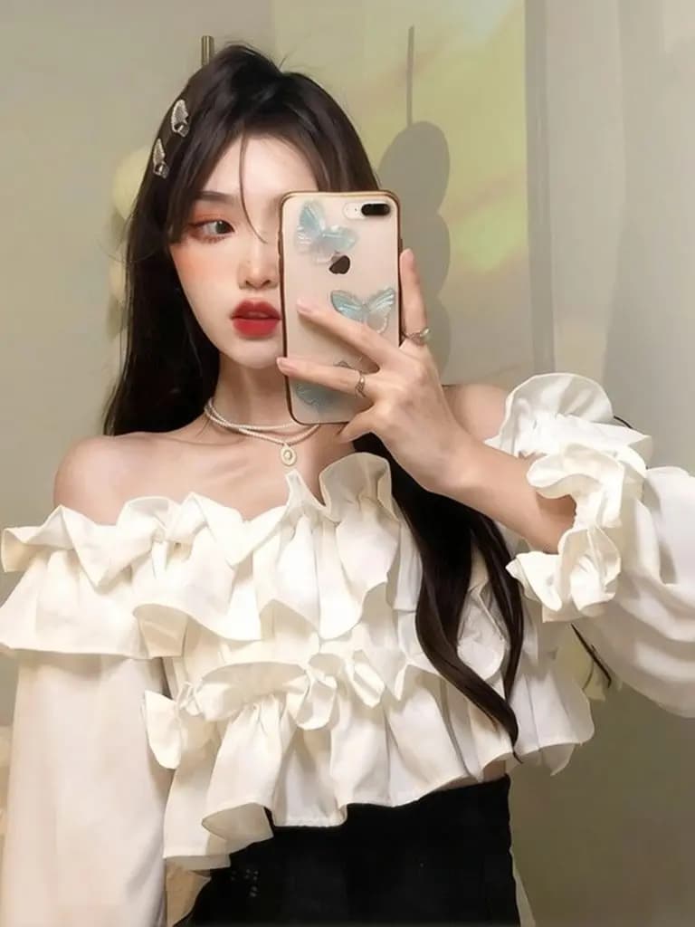 Top with volant and shoulders discovered by woman, elegant and casual, in long sleeve chiffon, chic, Korean style, sweet, spring and summer, model crop top.