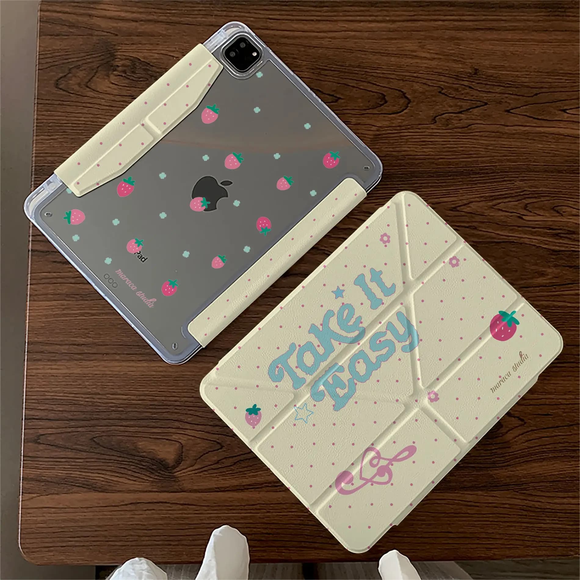 Custodia a piega a Y con motivo a pois e fragole per iPad Air 11, iPad 10a, 11a generazione A16, 9a generazione, iPad Pro 11, 4, 5, 10.9in, 12.9 M2, M3, M4 con porta Pencil