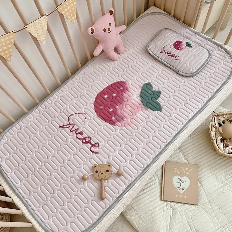 2 pezzi di raffreddamento in fibra di viscosa Set di tappetini in lattice per bambini cartone animato Panda fragola estate lenzuolo Pad 60*120cm pieghevole per la casa del bambino
