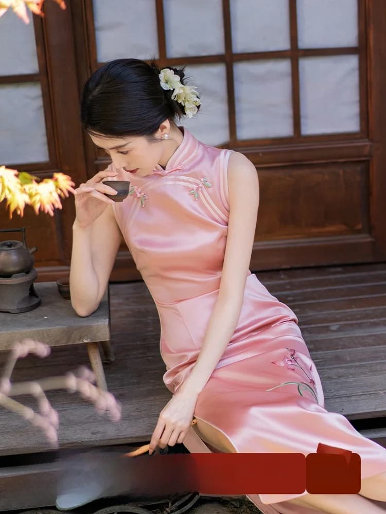 Abito Tradizionale Cinese da Sposa Ricamato Stile Nuvola Primaverile Rosa per Cerimonia di Fidanzamento e Vino