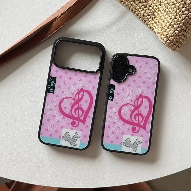 Cover per iPhone 17 AIR 16 15 14 13 12 11 PRO MAX PLUS con Adesivi Coniglio Rosa, Note Musicali e Cuori - Stile Fashion e Carino
