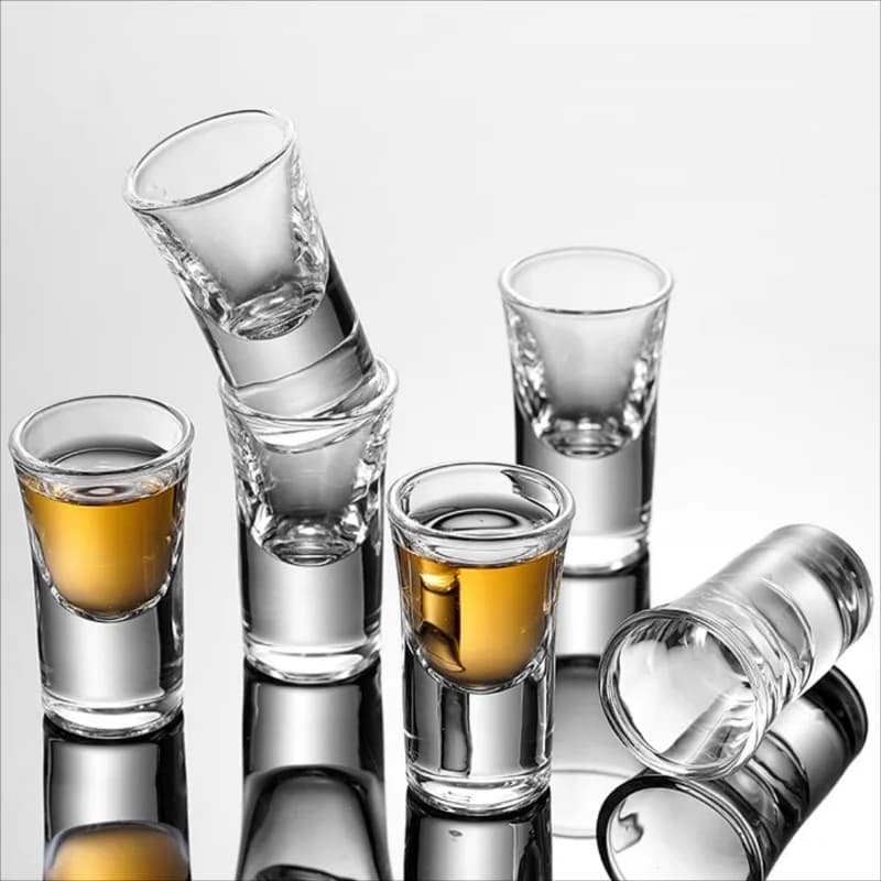 Set di bicchieri da vino piccoli Bicchiere da vino Baijiu Mini tazze da vino Dispenser di vino con una bocca Set di liquori per uso domestico Bicchiere da shot