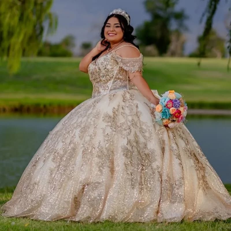 Abiti Quinceanera in oro champagne lucido personalizzati con spalle scoperte applique glitter Coda lunga Vestido 15 Quinceanera