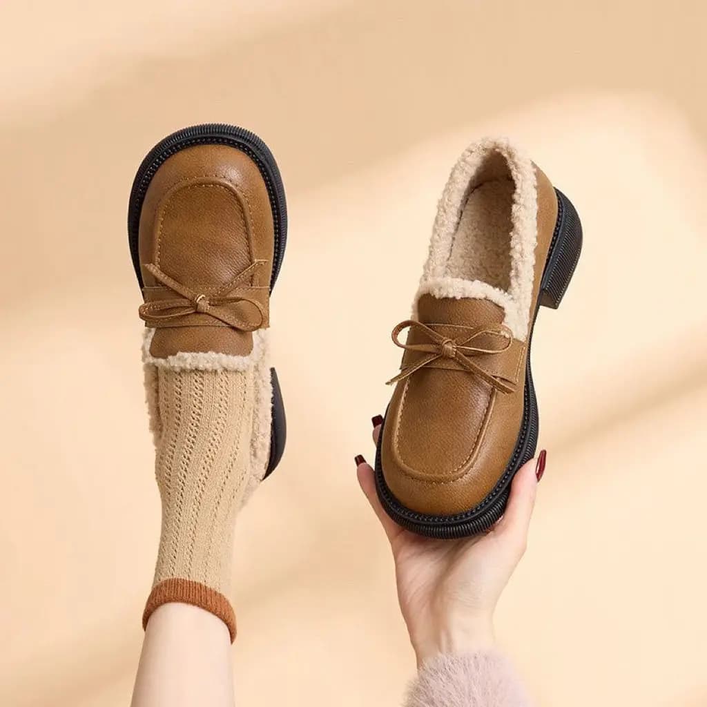 Mocassini con fodera pelosa in vera pelle da donna autunno inverno Scarpe casual alla moda stile britannico isolate calde per l'inverno 2025