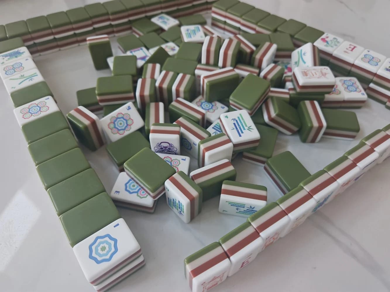 Set Mahjong Americano 160 Tessere in Acrilico a 4 Strati, Portatile per Viaggi, Intrattenimento Familiare e Feste, Regalo Ideale