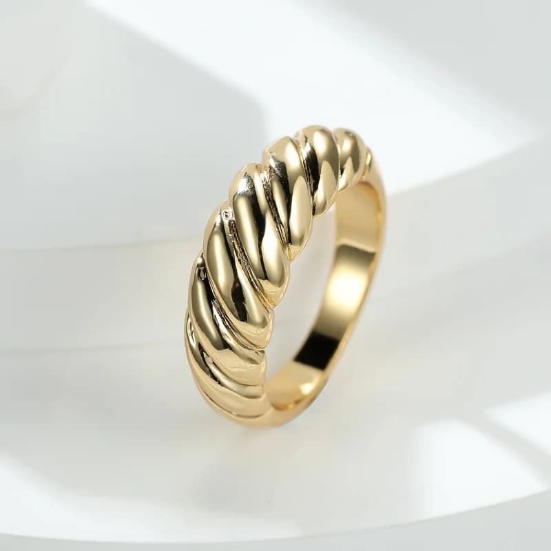 European and American Style Luxury Ring, Golden Spiral Design, Elegant and Fashionable, High Range Accessories