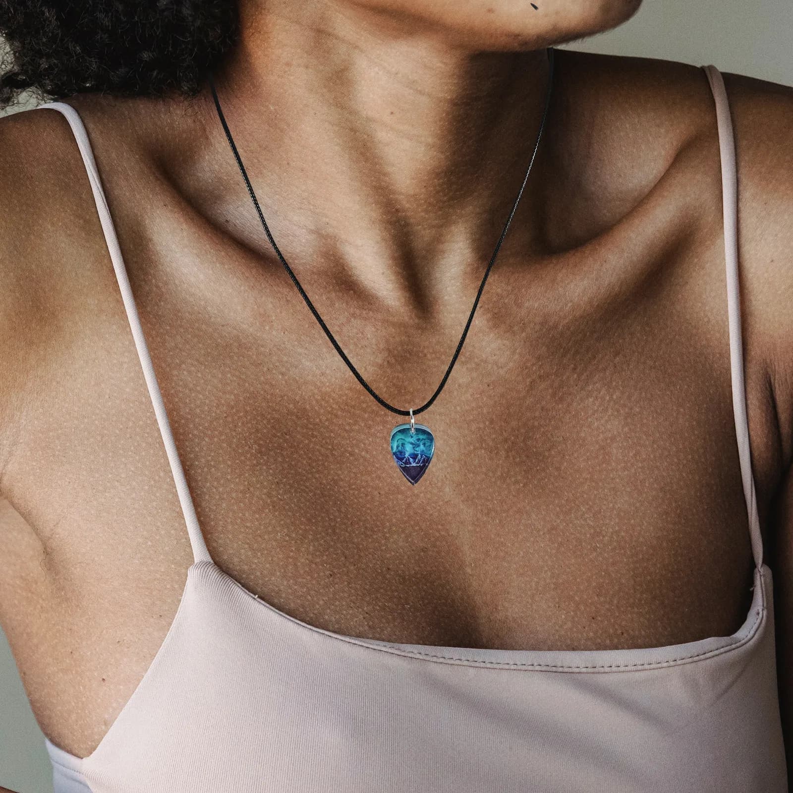 Collana con Ciondolo a Forma di Plettro per Chitarra, Design Semplice in Acrilico, Gioiello Elegante e Confortevole per Uomini e Donne