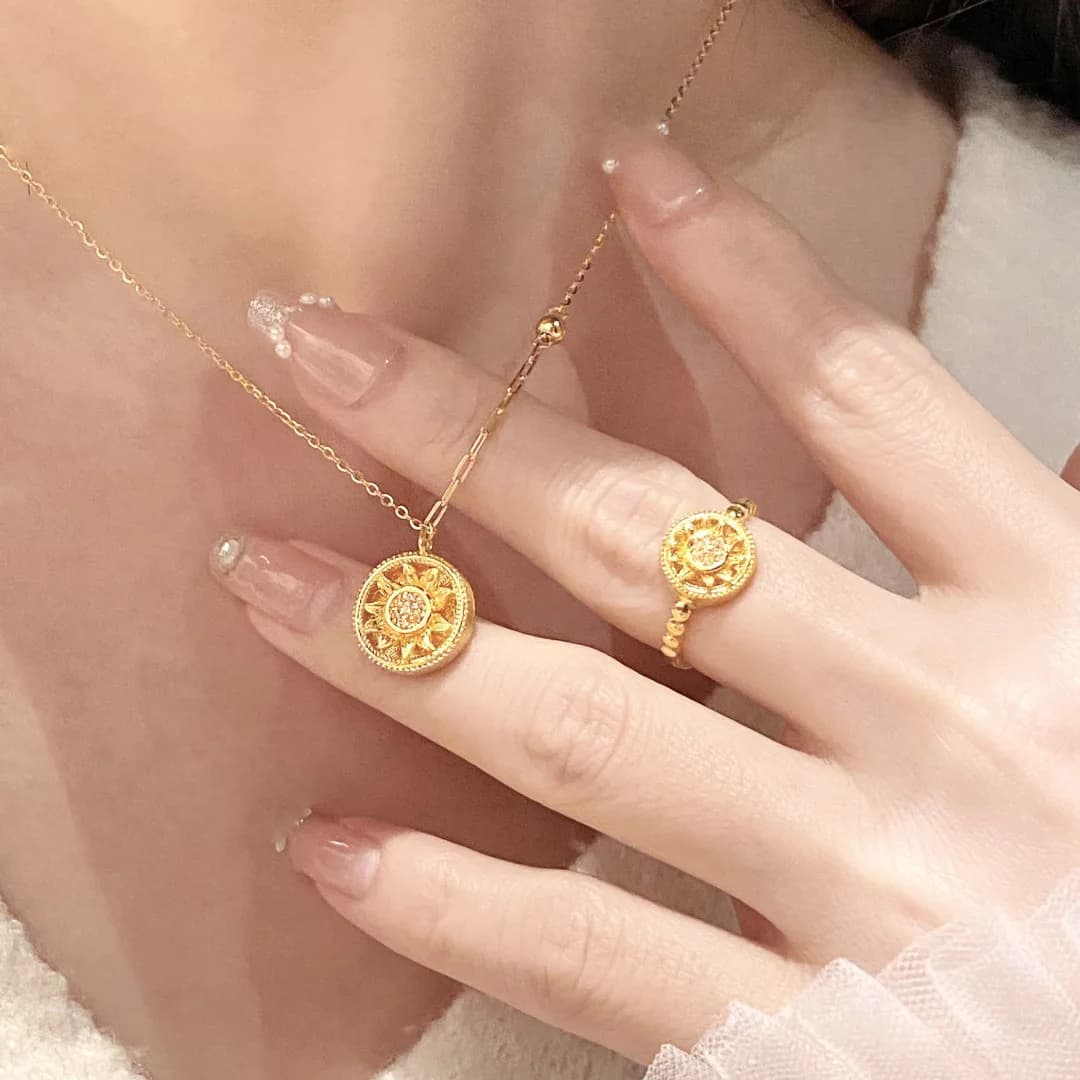 Set di gioielli vintage con fiori di sole Moda leggera Lusso Banchetto di nozze intarsio Orecchini con collana ad anello con diamanti lucidi per donna