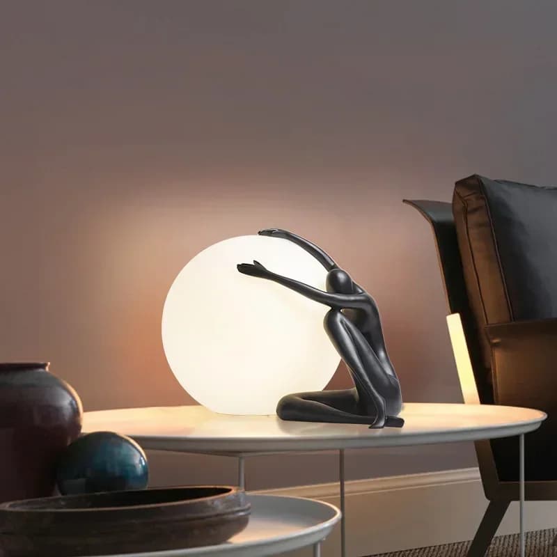Lampada da terra di arte nordica Lampada da terra umanoide astratta che tiene la luce verticale a sfera per soggiorno, camera da letto, scultura creativa, lampade da scrivania
